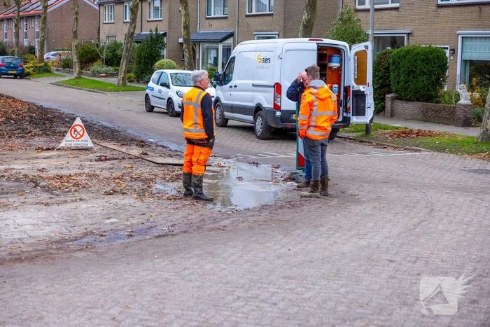 Werkvoertuig rijdt waterleiding kapot
