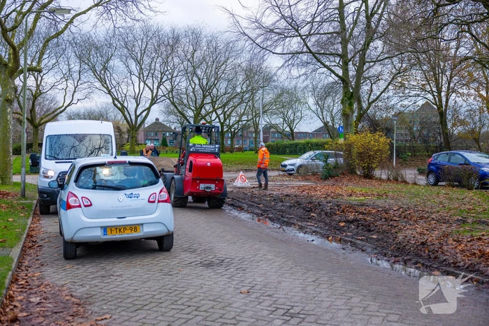Werkvoertuig rijdt waterleiding kapot