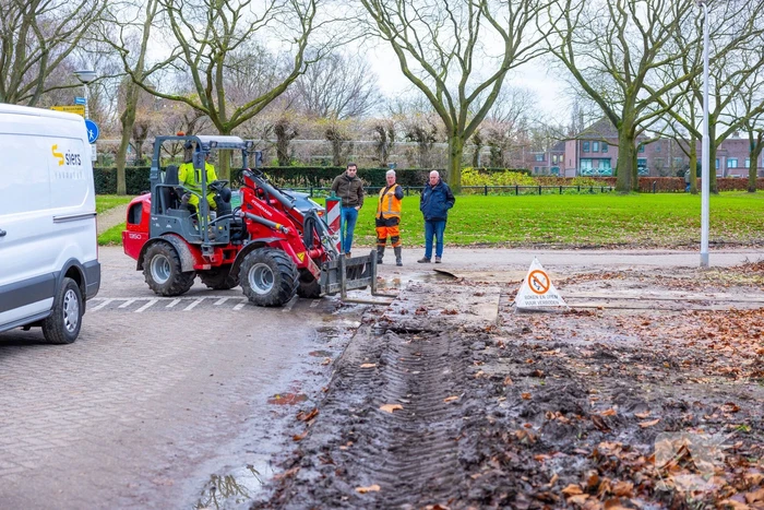 Werkvoertuig rijdt waterleiding kapot