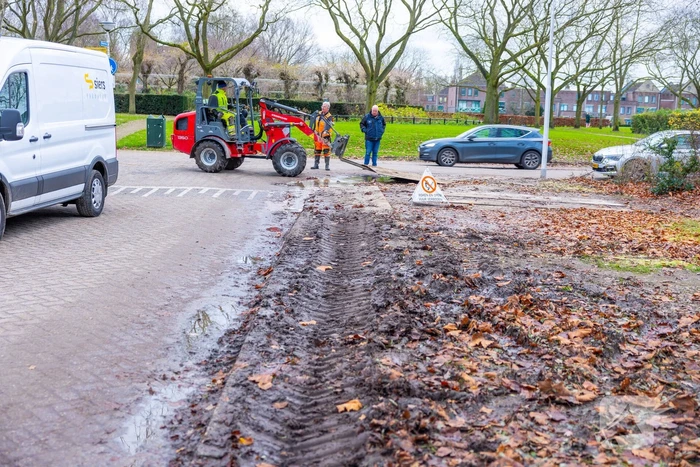 Werkvoertuig rijdt waterleiding kapot