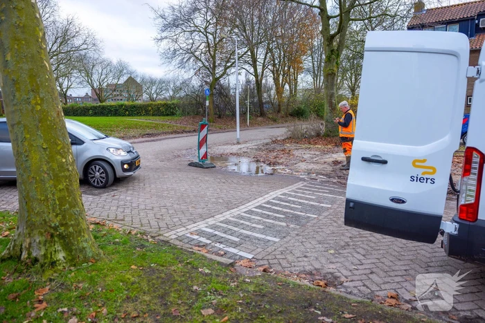Werkvoertuig rijdt waterleiding kapot