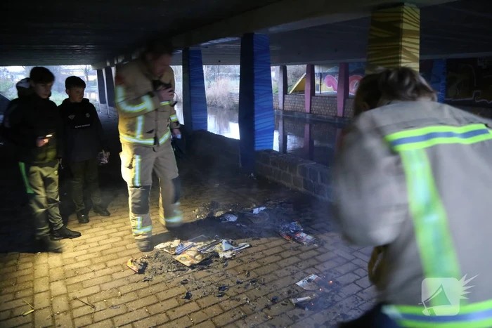 Brandweer dooft brandende reclamefolders