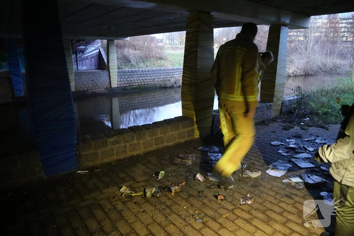 Brandweer dooft brandende reclamefolders
