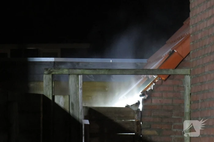 Plastic stoel volledig uitgebrand in steeg