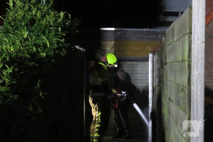 Plastic stoel volledig uitgebrand in steeg