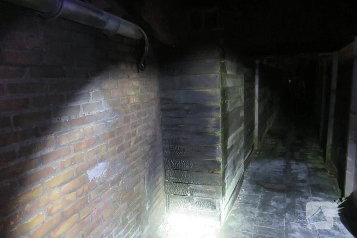 Plastic stoel volledig uitgebrand in steeg