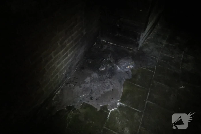 Plastic stoel volledig uitgebrand in steeg