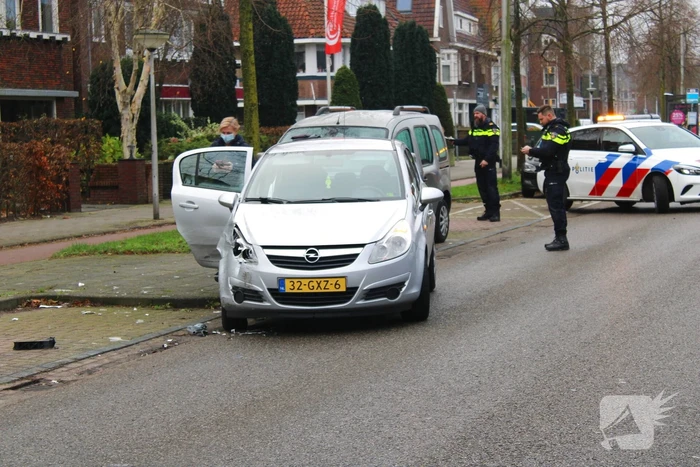 Automobilist botst op auto na verlaten van parkeervak
