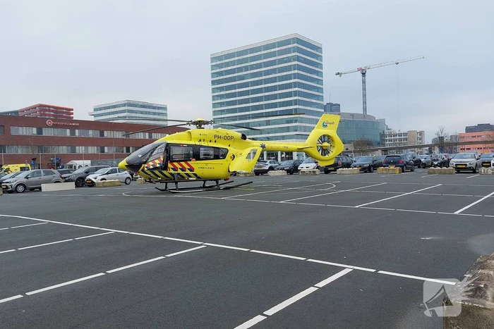 Traumahelikopter lifeliner 5 landt bij Flevoziekenhuis