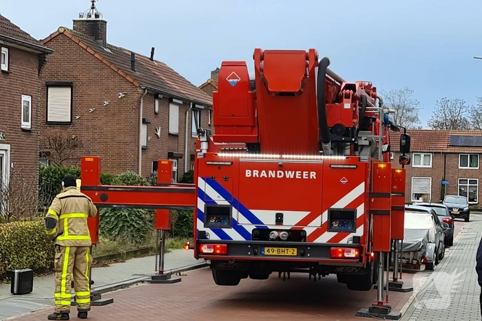 Brandweer blust schoorsteenbrand
