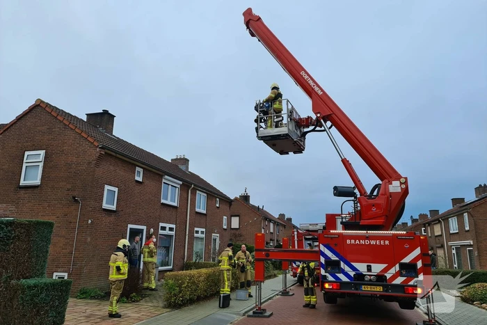 Brandweer blust schoorsteenbrand