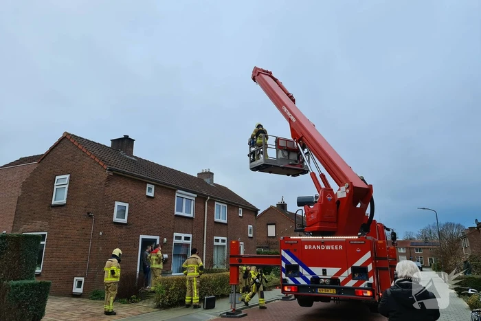 Brandweer blust schoorsteenbrand