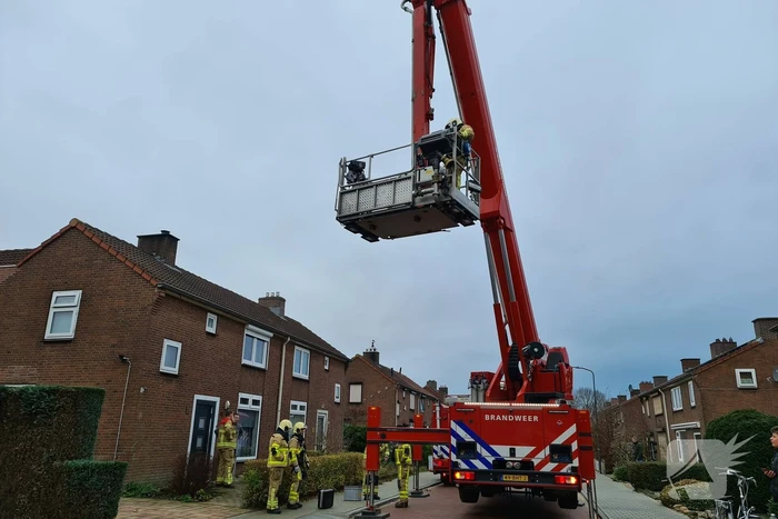 Brandweer blust schoorsteenbrand