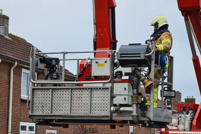 Brandweer blust schoorsteenbrand