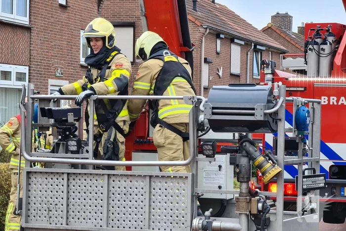 Brandweer blust schoorsteenbrand