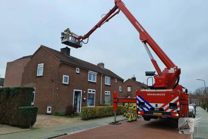 Brandweer blust schoorsteenbrand