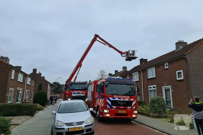 Brandweer blust schoorsteenbrand