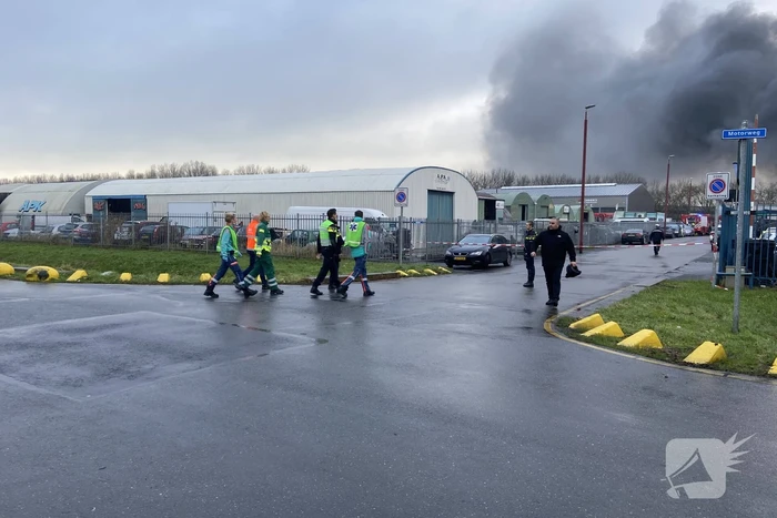 Veel rook bij grote brand in autosloperij