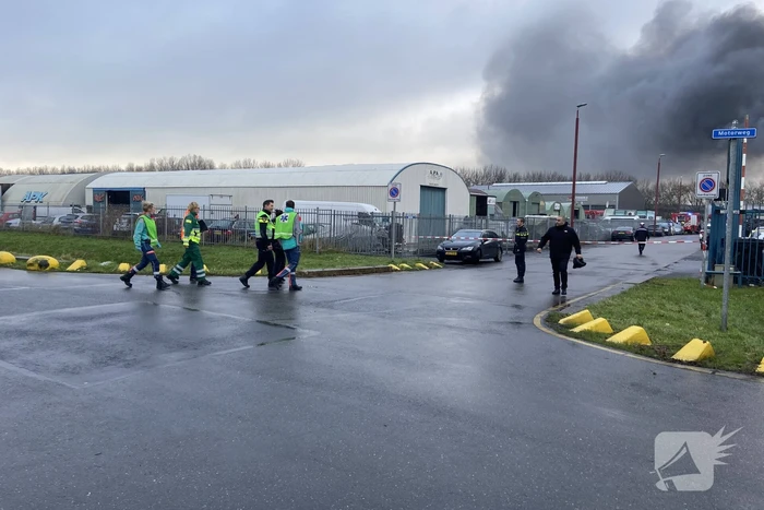 Veel rook bij grote brand in autosloperij