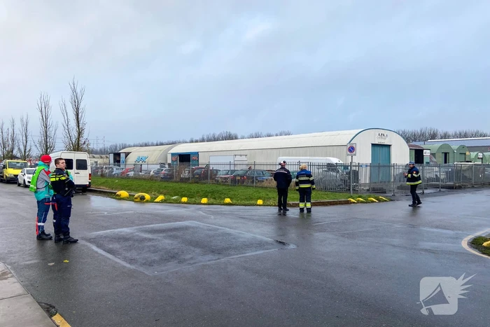 Veel rook bij grote brand in autosloperij