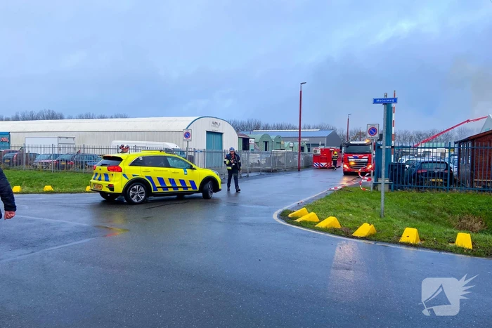 Veel rook bij grote brand in autosloperij
