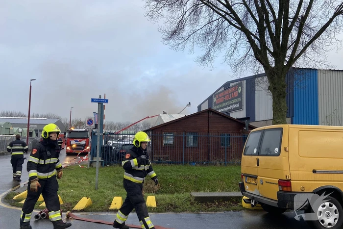 Veel rook bij grote brand in autosloperij