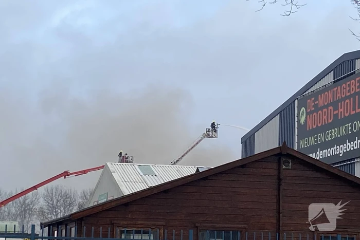Veel rook bij grote brand in autosloperij