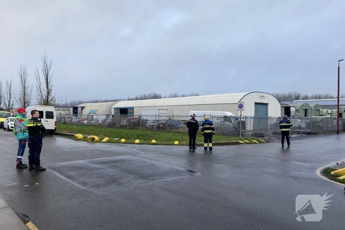 Veel rook bij grote brand in autosloperij