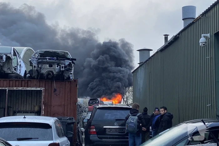 Veel rook bij grote brand in autosloperij