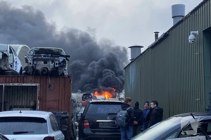 Veel rook bij grote brand in autosloperij