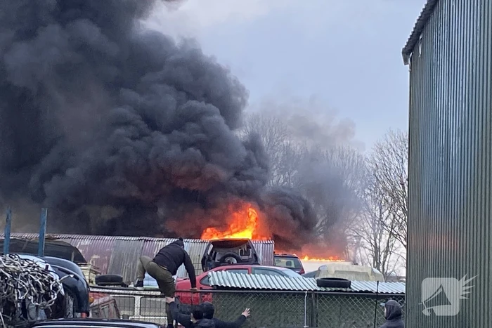 Veel rook bij grote brand in autosloperij