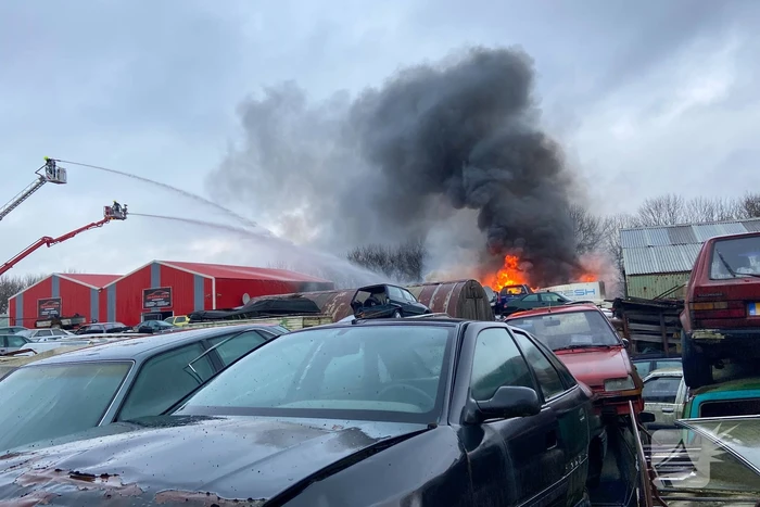 Veel rook bij grote brand in autosloperij