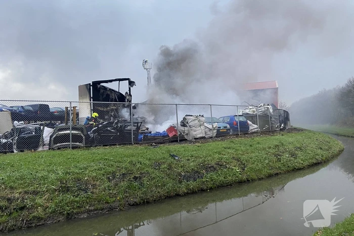 Veel rook bij grote brand in autosloperij