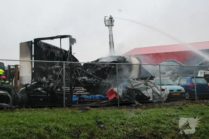 Veel rook bij grote brand in autosloperij