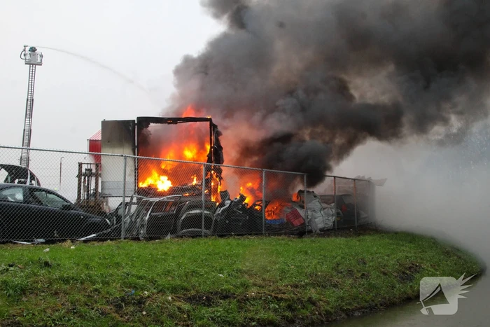 Veel rook bij grote brand in autosloperij