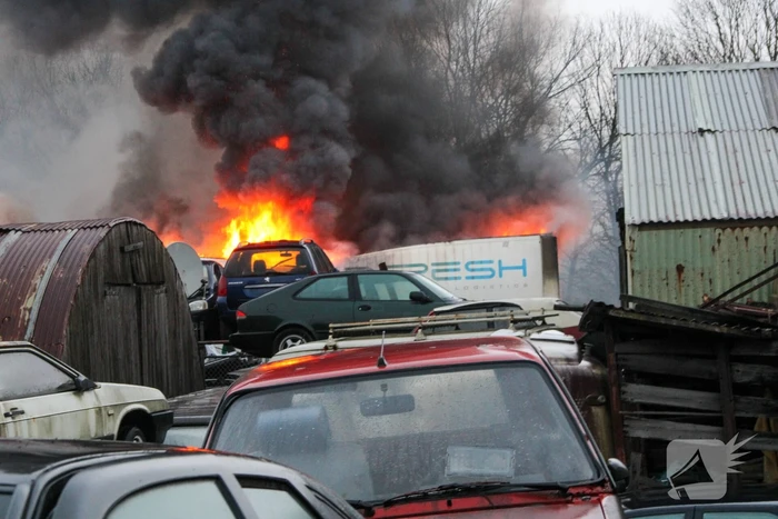 Veel rook bij grote brand in autosloperij