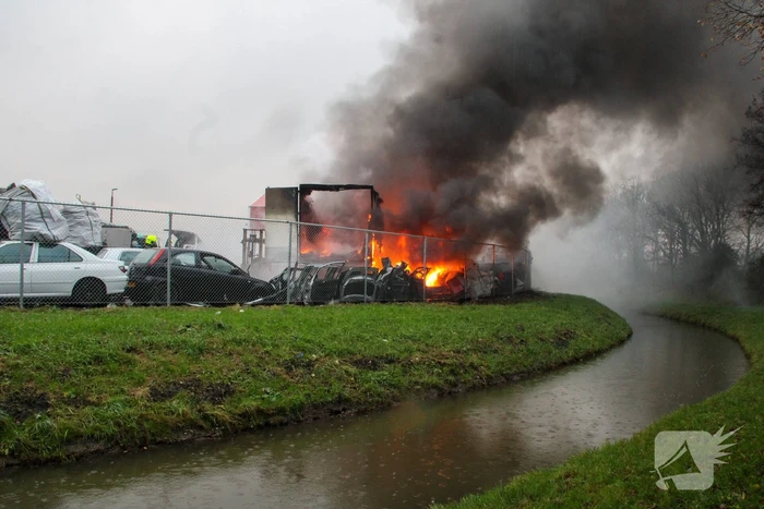 Veel rook bij grote brand in autosloperij