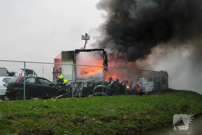 Veel rook bij grote brand in autosloperij