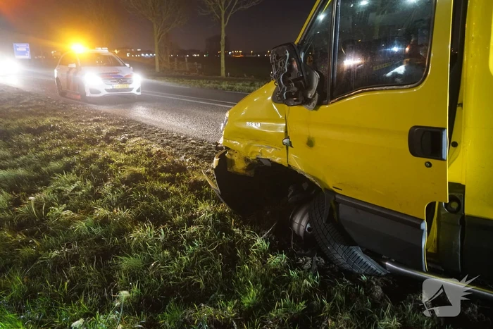 Personenauto in botsing met bestelbus