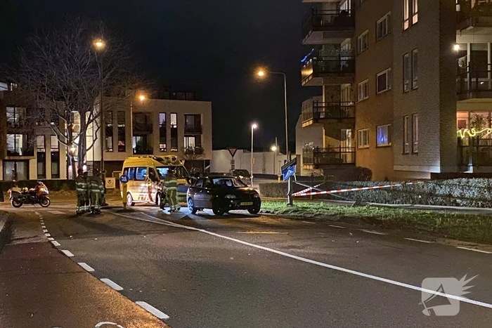 Lantaarnpaal breekt af door aanrijding