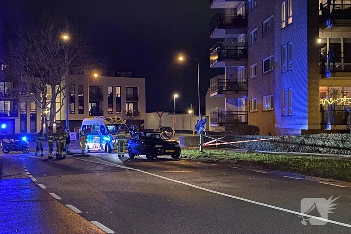 Lantaarnpaal breekt af door aanrijding