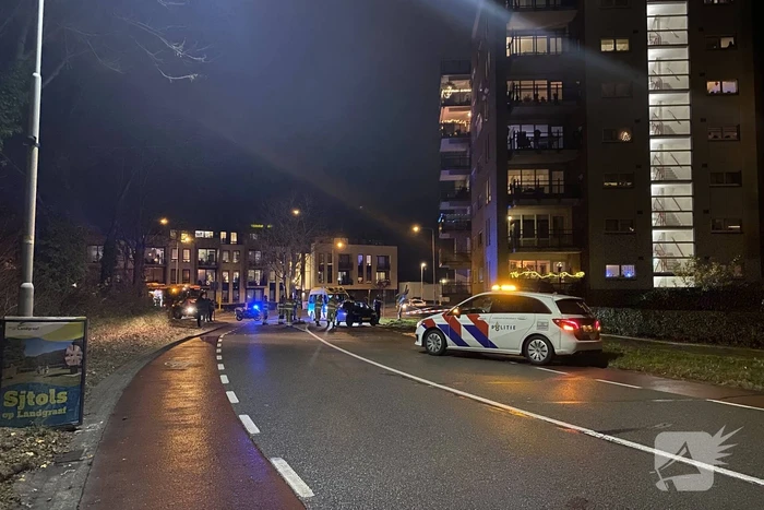Lantaarnpaal breekt af door aanrijding