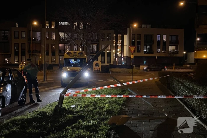 Lantaarnpaal breekt af door aanrijding
