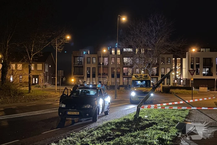 Lantaarnpaal breekt af door aanrijding