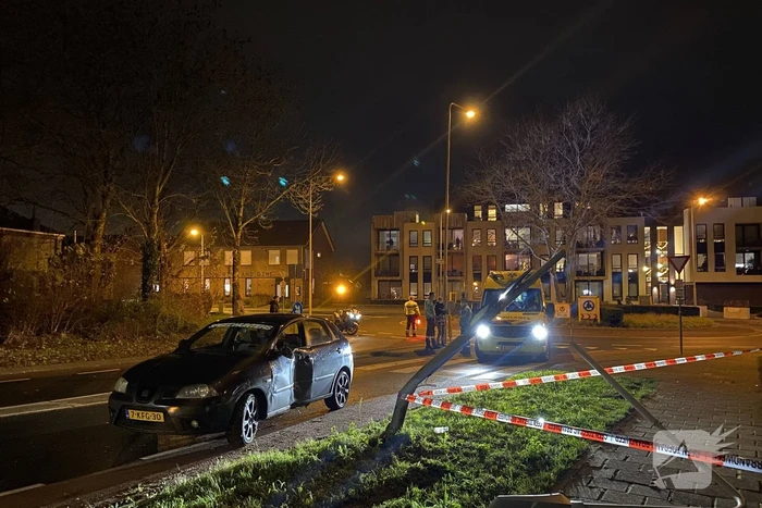 Lantaarnpaal breekt af door aanrijding