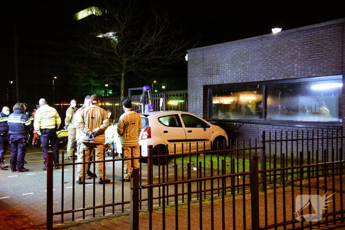 Automobilist overleden bij botsing tegen gebouw