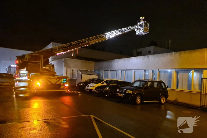 Brand in oven slaat door in schoorsteen