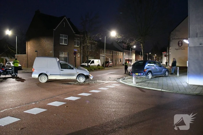 Flinke schade na botsing op kruispunt