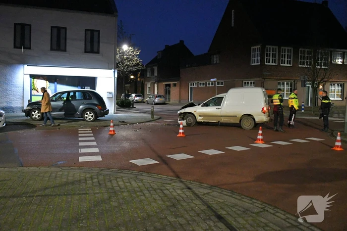 Flinke schade na botsing op kruispunt