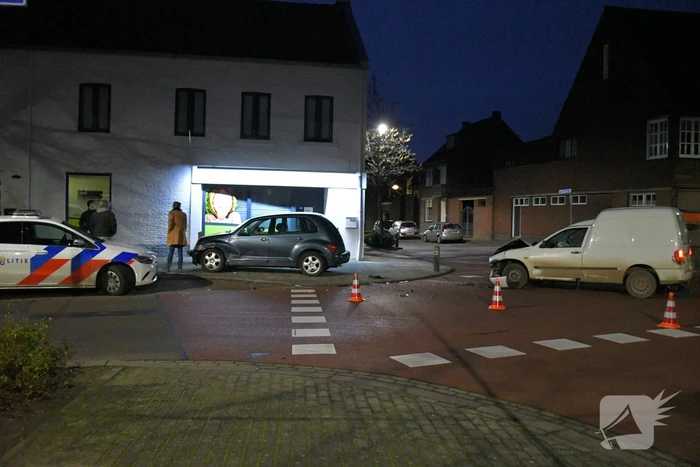 Flinke schade na botsing op kruispunt